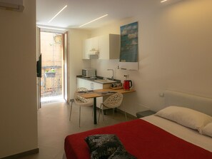 Chambre Triple Supérieure, cuisine, vue ville (104)