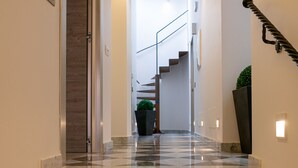 A modern staircase with marble steps leading to a second floor. - San Francesco Rooms L.T. (Palermo)