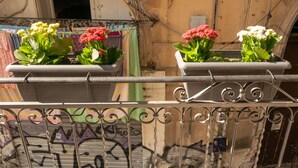 A balcony with metal railings and flower planters. - San Francesco Rooms L.T. (Palermo)
