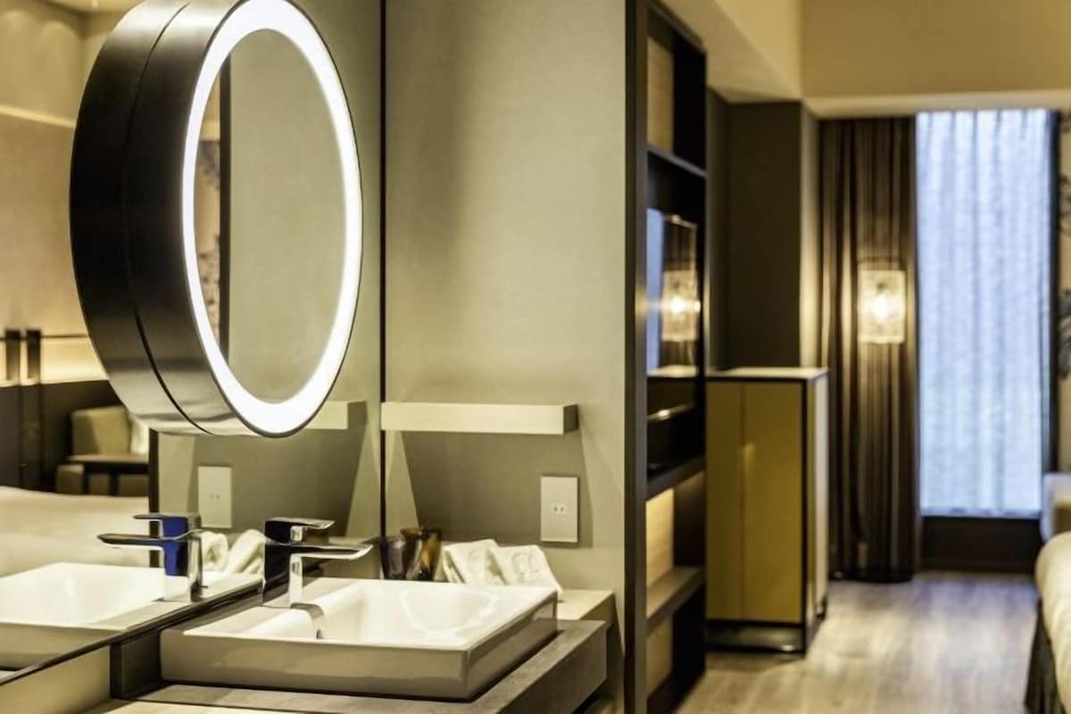 In-room safe, soundproofing, free WiFi, bed sheets