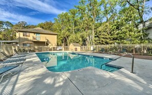 Una piscina al aire libre, una piscina climatizada