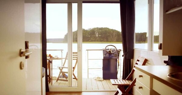 Febomobil 990 - Barrier-Free Houseboat | In-room dining - Kuhnle-Tours Priepert (Priepert)