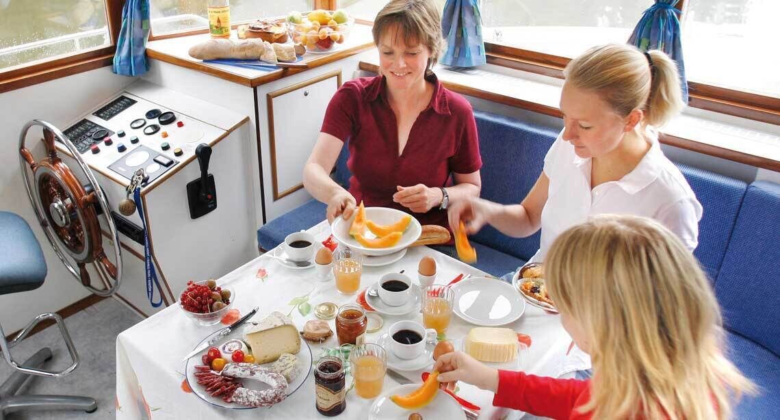 Houseboat Kormoran 940 | In-room dining