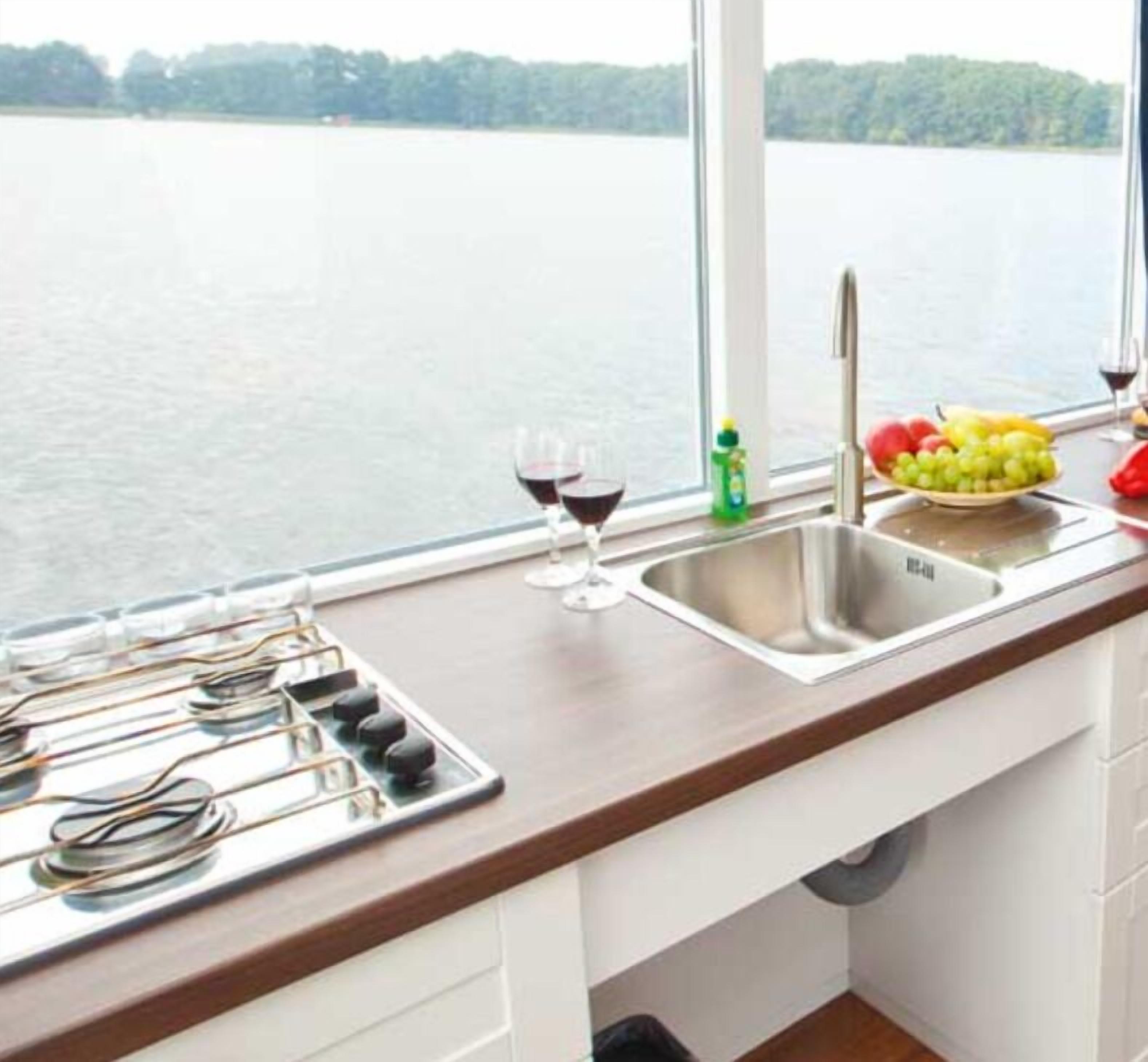 Mobile home (Febomobil 1180 - houseboat) | Privat køkken | Køleskab, ovn, kogeplade, køkkentøj/tallerkener/redskaber