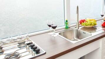 Mobile Home (Febomobil 1180 - houseboat) | Cuisine privée | Réfrigérateur, four, plaque de cuisson