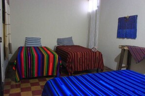 Habitación triple estándar | Escritorio, espacio para trabajar con laptop y wifi gratis 