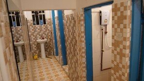 Shower, towels, soap, toilet paper - First Point Arusha Hostel (Arusha)