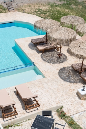 Sesongbasert utendørsbasseng, bassengparasoller og solsenger