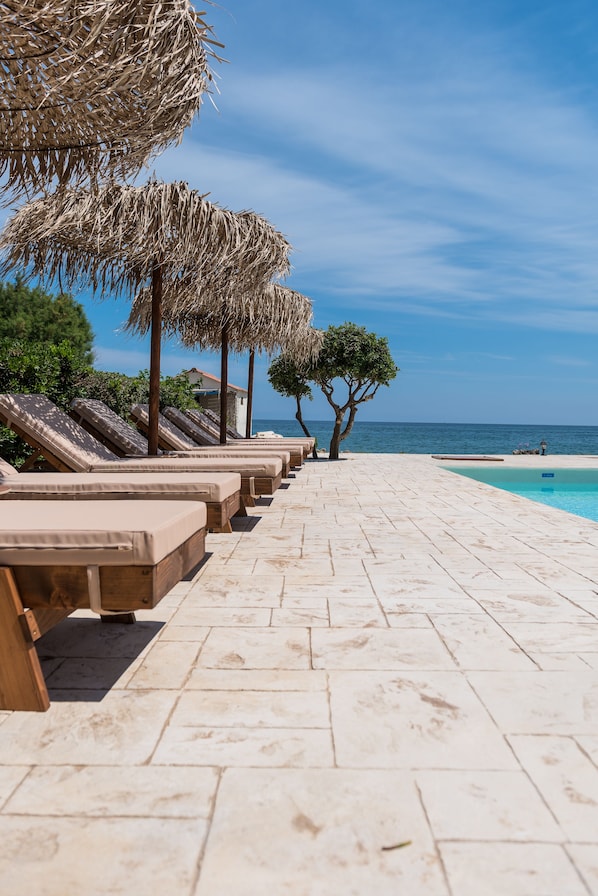 Sesongbasert utendørsbasseng, bassengparasoller og solsenger