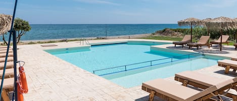 Piscine extérieure (ouverte en saison), parasols de plage