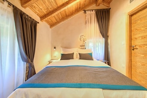Luxury Villa, 2 Bedrooms | Desk, iron/ironing board, free WiFi