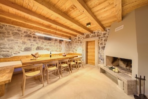 Villa de lujo, 2 habitaciones | Servicio de comidas en la habitación