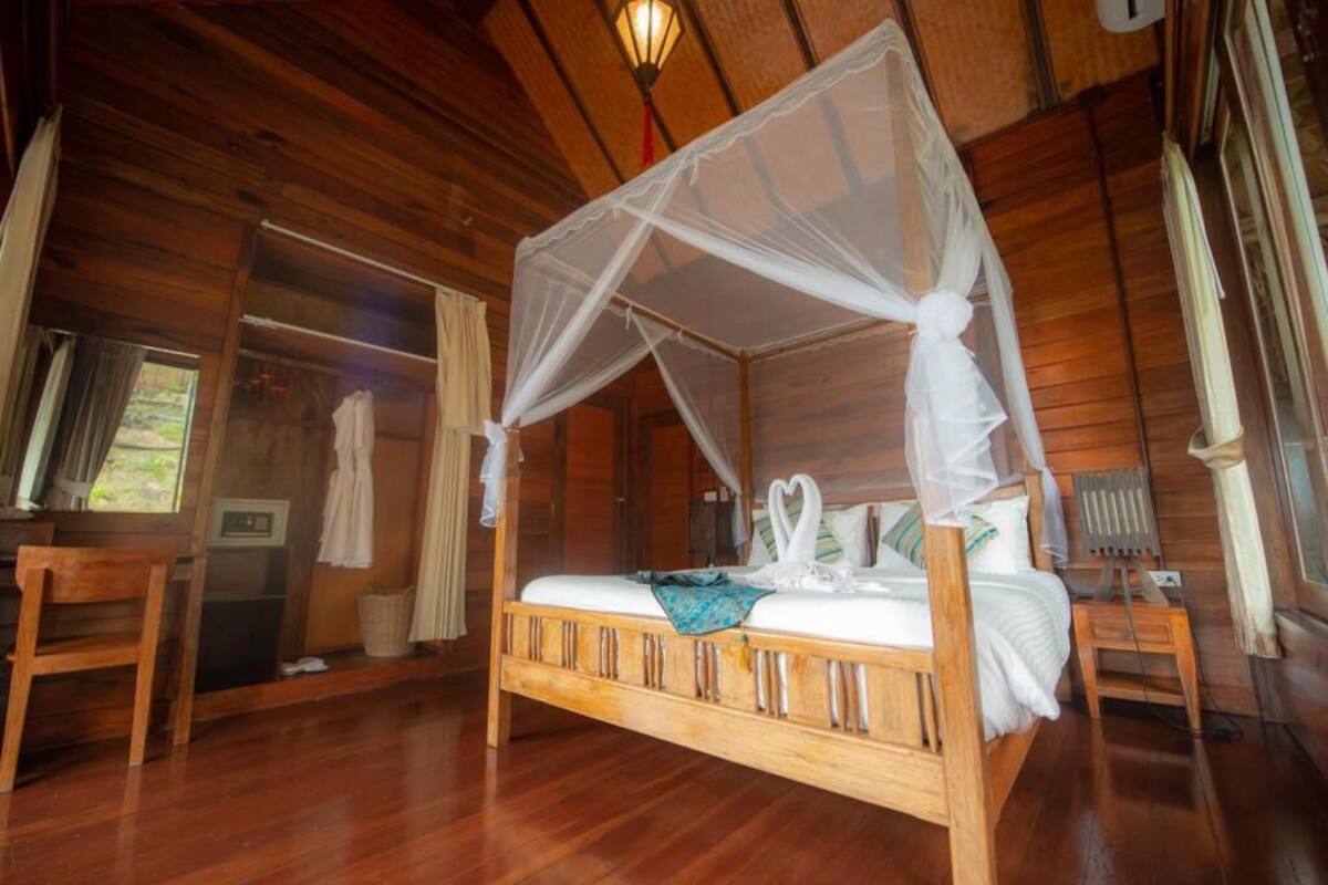 Caja de seguridad en la habitación y muebles diferentes