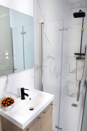 Suihku, sadesuihkupää, pyyhkeet