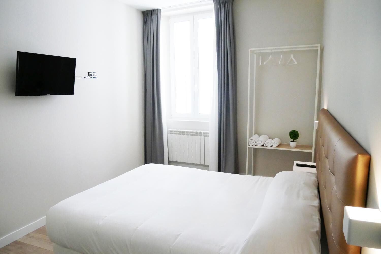 Desk, soundproofing, free WiFi