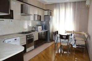 Apartment, 3 Bedrooms | Private kitchen | Full-sized fridge, microwave, oven, stovetop - Apartment on Akademik Sh. Azizbayov 88a (Baku)