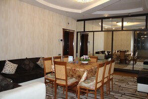 Appartement, 3 chambres | Restauration dans la chambre