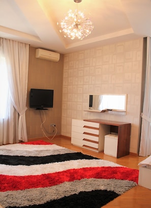 3 bedrooms, iron/ironing board, free WiFi, bed sheets