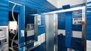 デザイン 4 人部屋 (Blue) | バスルーム | ヘアドライヤー、スリッパ、タオル、石鹸