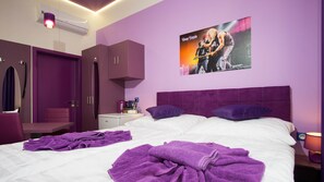 Design Double Room (Purple) | Peralatan tempat tidur premium, meja, ruang kerja komputer riba 