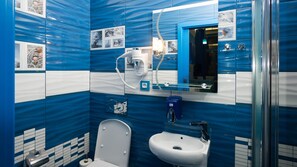 Design Quadruple Room (Blue) | Bilik Mandi | Pengering rambut, selipar, tuala disediakan, sabun 