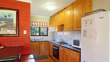 Chalet, 1 Bedroom | Private kitchen | Full-sized fridge, microwave, oven, stovetop