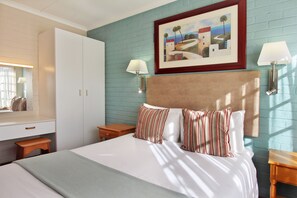 Escritorio, cortinas blackout y tabla de planchar con plancha 