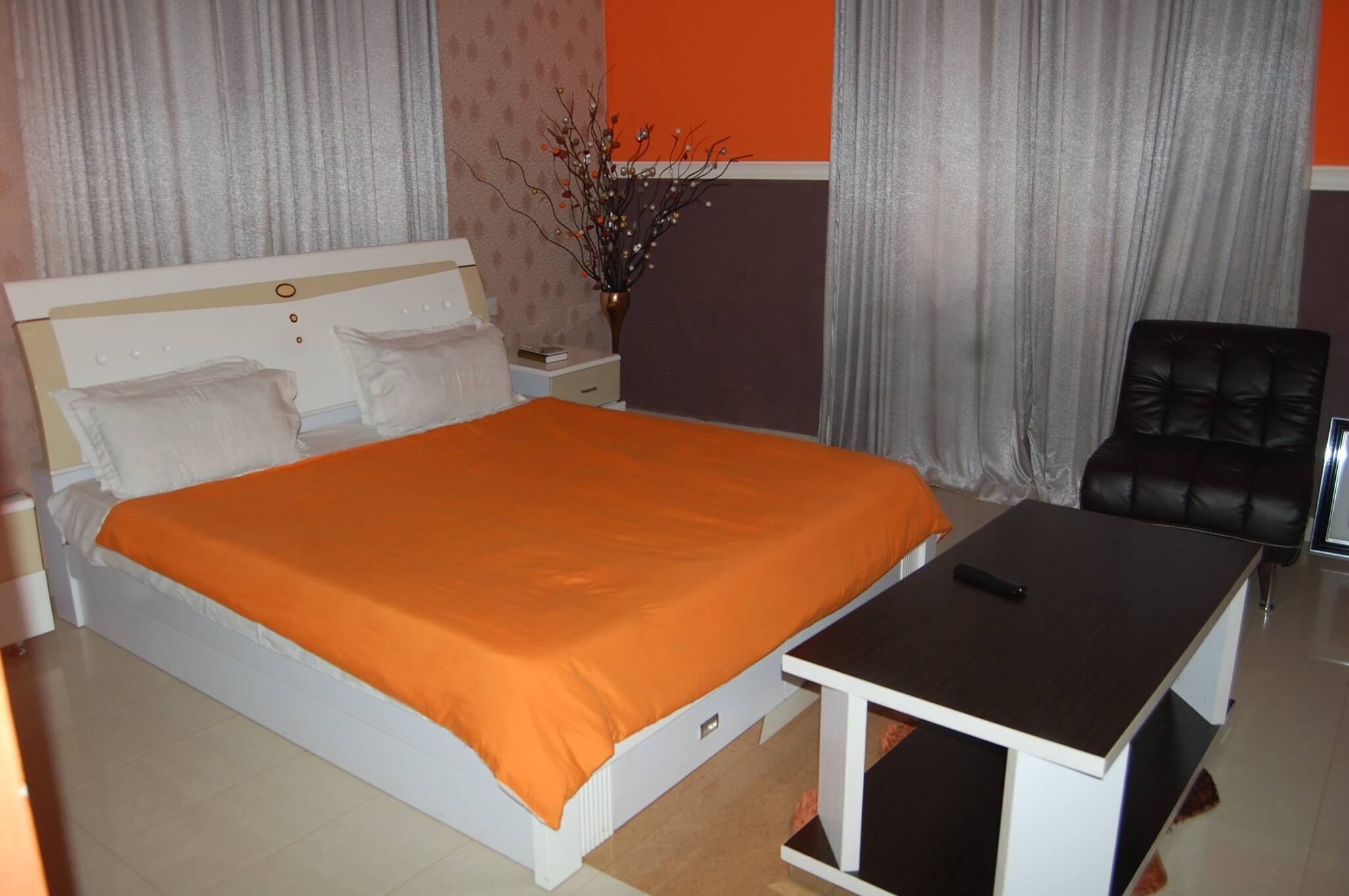 Een kluis op de kamer, een bureau, gratis wifi, beddengoed