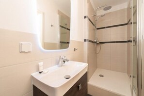Doppelzimmer | Badezimmer | Dusche, Handtücher