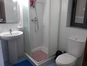 Douche à « effet pluie », articles de toilette gratuits, sèche-cheveux