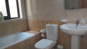 Rainfall showerhead, free toiletries, hair dryer, towels - Shore Bridge House (Gzira)