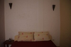Chambre double (Private Room First Floor) | Accès au Wi-Fi (inclus), literie fournie