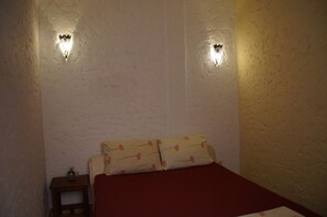 双人房 (Private Room First Floor) | 免费 WiFi、床单