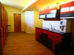 Dortoir Partagé, femmes uniquement (Single Bed) | Cuisine partagée | Réfrigérateur dans l'espace commun, micro-ondes dans l'espace commun