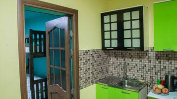 Dormitorio compartido, solo para hombres (Bunk Bed) | Instalaciones de cocina compartida | Refrigerador y microondas