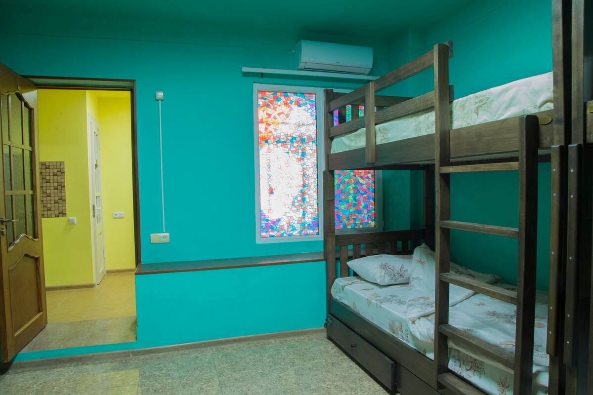 مكان نوم مشترك - للرجال فقط (Bunk Bed) | خزنة داخل الغرفة وواي فاي مجانًا وملاءات أسرّة