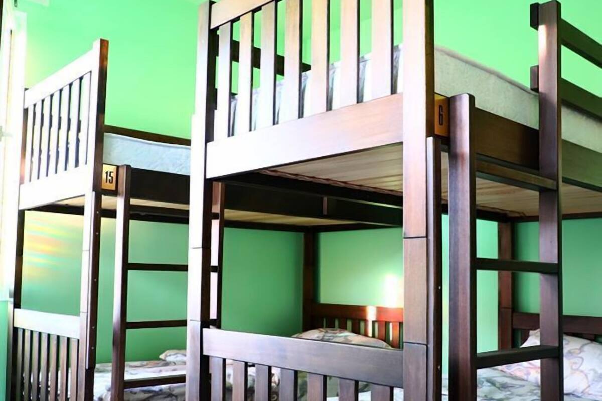 مكان نوم مشترك - للرجال فقط (Bunk Bed) | خزنة داخل الغرفة وواي فاي مجانًا وملاءات أسرّة