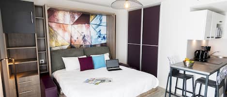 Studio | Hochwertige Bettwaren, Schreibtisch, schallisolierte Zimmer