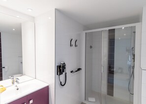 Shower, free toiletries, hair dryer, towels - Appart-Hôtel Mer & Golf City Bordeaux Lac (Bordeaux)