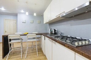 Appartement Confort | Cuisine privée | Réfrigérateur grande capacité avec congélateur, four à micro-ondes