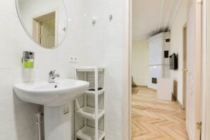Appartement Confort | Salle de bain | Douche, séchoir à cheveux, serviettes fournies, savon