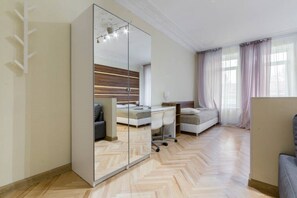 Comfort Apartment | 5 bedrooms, iron/ironing board, bed sheets