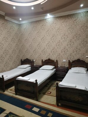 In-room safe, bed sheets - Fayz Plaza Hotel (Tashkent)