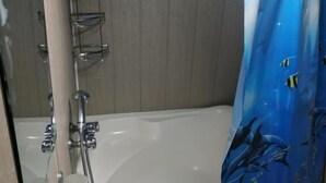 Phòng 3 Cao cấp | Phòng tắm | Vòi sen/bồn tắm kết hợp, máy sấy tóc, khăn tắm, xà phòng 