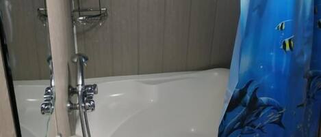 Chambre triple luxueuse | Salle de bain | Ensemble baignoire-douche, séchoir à cheveux, serviettes fournies, savon