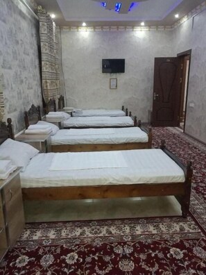 Luxury Quadruple Room | In-room safe, bed sheets - Fayz Plaza Hotel (Tashkent)