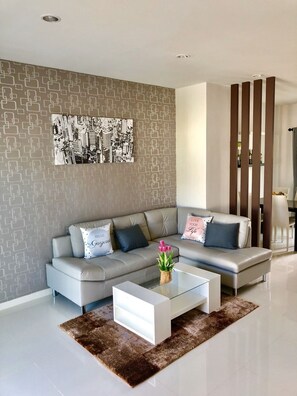 Two-Bedroom Townhouse | منطقة المعيشة | تلفزيون بشاشة مسطحة