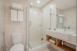 Douche, articles de toilette gratuits, serviettes fournies