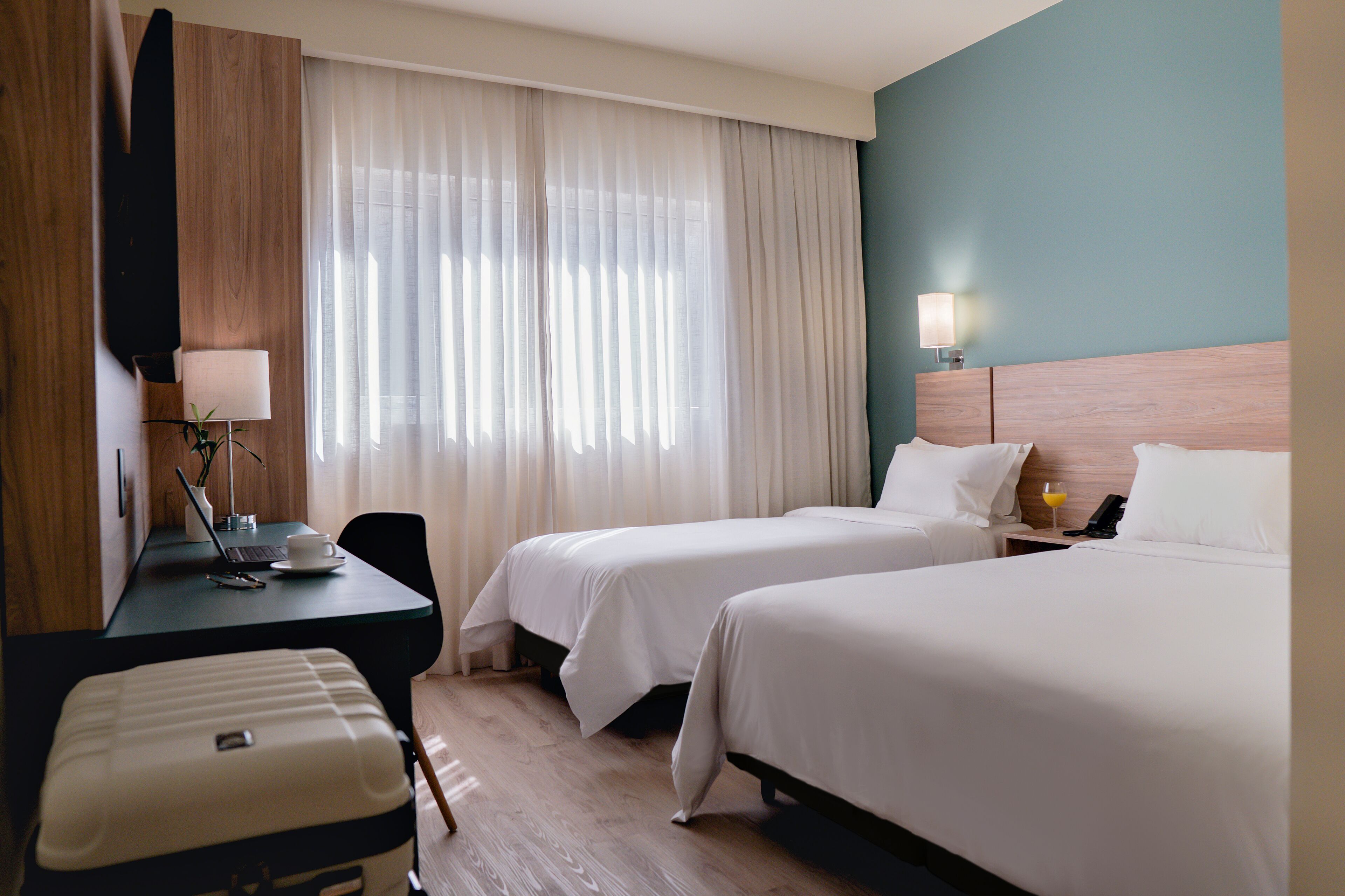 Escritorio, espacio para trabajar con laptop y wifi gratis 