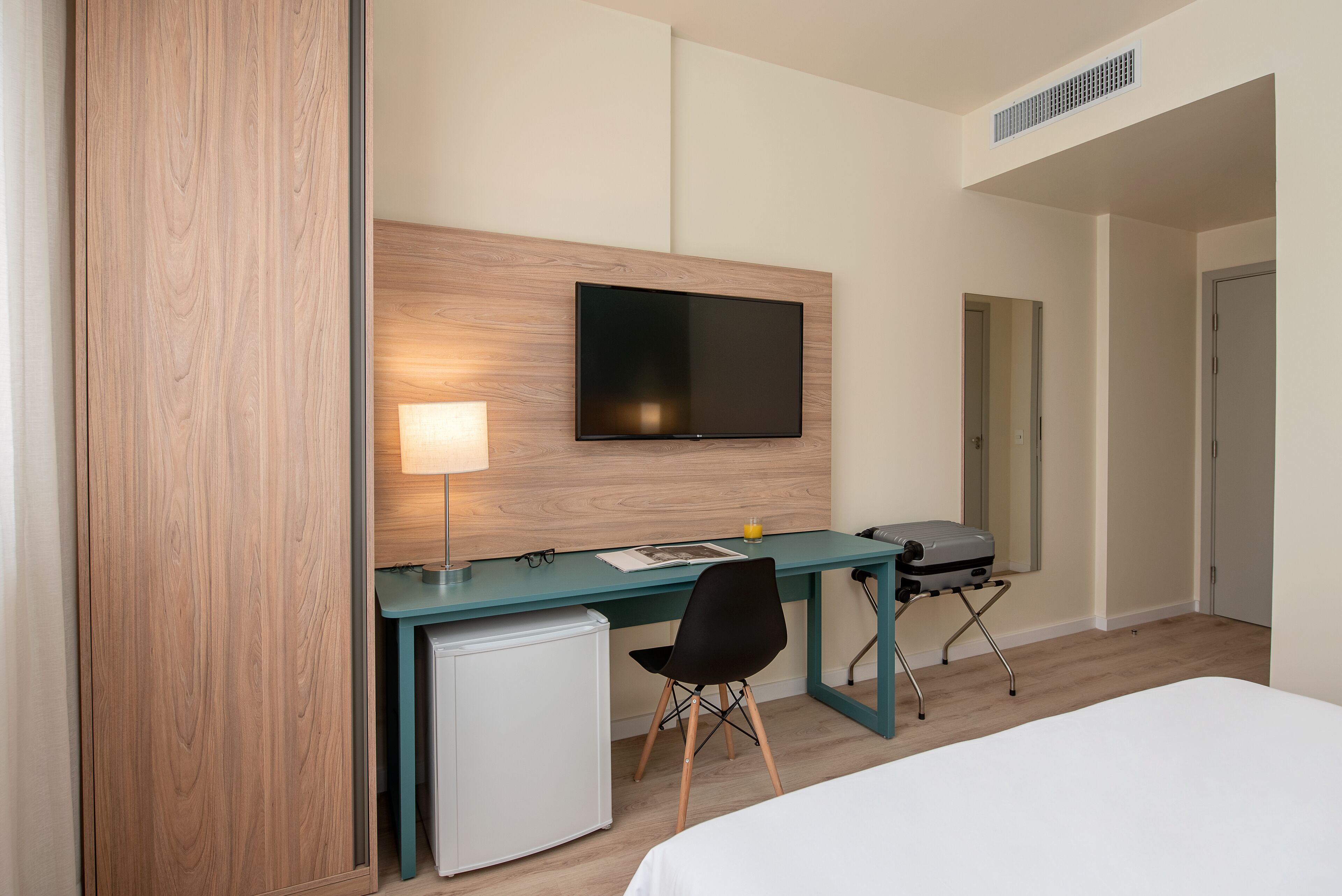 desk, laptop workspace, free wifi, bed sheets